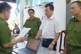 Cơ quan Cảnh sát điều tra Công an tỉnh Bạc Liêu đọc lệnh khởi tố bị can và bắt giam Nguyễn Minh Tân. (Ảnh: Trọng Nguyễn)