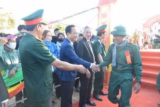 Các đồng chí lãnh đạo chủ chốt tỉnh Bạc Liêu tiễn đưa các thanh niên lên đường nhập ngũ.