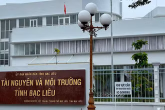 Sở Tài nguyên và Môi trường Bac Liêu là một trong nhiều đơn vị tùy tiện cắm biển cấm quay phim, ghi âm, chụp ảnh.