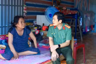 Đại tá Hồ Việt Triều, Giám đốc Công an tỉnh Bạc Liêu trực tiếp khảo sát các hộ khó khăn về nhà ở trong tỉnh để trình Bộ Công an hỗ trợ. 