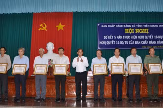 Đồng chí Nguyễn Văn Vĩnh, Chủ tịch Ủy ban nhân dân tỉnh Tiền Giang trao Bằng khen cho các tập thể thực hiện tốt Nghị quyết 11.