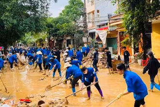 Thanh niên tình nguyện Yên Bái tham gia vệ sinh môi trường tại thành phố Yên Bái sau khi báo chão số 3 đi qua. (Ảnh: THANH SƠN)