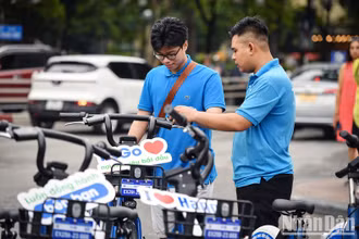 Người dân trải nghiệm dịch vụ xe đạp công cộng trong ngày đầu tiên hoạt động. (Ảnh: Thành Đạt).