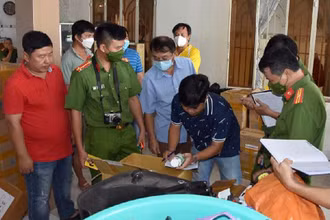 Phòng Cảnh sát điều tra tội phạm về tham nhũng, kinh tế, buôn lậu Công an tỉnh Tiền Giang phối hợp Công an huyện Cái Bè bắt quả tang đối tượng sản xuất, buôn bán thuốc tân dược giả tại xã Hòa Khánh. (Ảnh Trọng Tín)