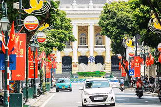 Những tuyến đường rực rỡ sắc đỏ chào mừng kỷ niệm 79 năm Cách mạng Tháng Tám và Quốc khánh 2/9.Ảnh: KHỔNG CHÍ