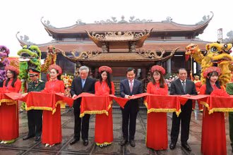 Các đại biểu cắt băng khánh thành Đền thờ Hoàng Hoa Thám cùng nghĩa quân Yên Thế.