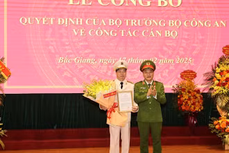 Trao quyết định bổ nhiệm Giám đốc Công an tỉnh Bắc Giang.