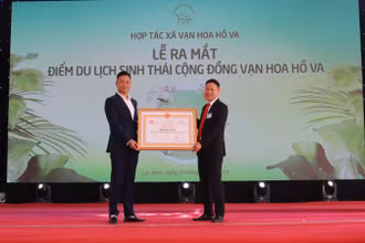 Trao Giấy chứng nhận điểm du lịch Vạn Hoa hồ Va.
