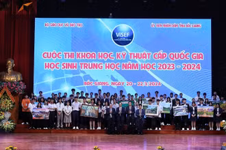 Đại diện các đội dự thi ra mắt tại Lễ khai mạc.