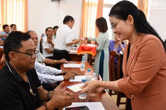 Bí thư Tỉnh ủy Bình Phước gặp mặt, thăm hỏi các già làng, người có uy tín tiêu biểu.