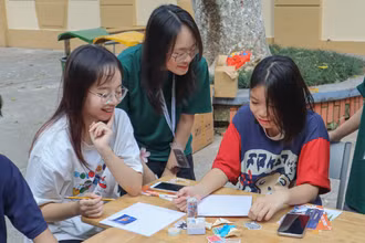 Học sinh tham gia giao lưu, chia sẻ kinh nghiệm học tập 