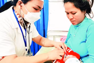 Y, bác sĩ Trung tâm y tế huyện Sơn Hà chăm sóc trẻ sơ sinh.