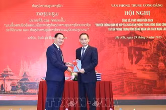 Đồng chí Lê Hoài Trung, Bí thư Trung ương Đảng, Chánh Văn phòng Trung ương Đảng tặng sách cho đồng chí đồng chí Thongsalith Mangnomek, Bí thư Trung ương Đảng, Chánh Văn phòng Trung ương Đảng Nhân dân Cách mạng Lào. (Ảnh: TTXVN) 