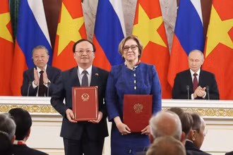 Tổng Bí thư Tô Lâm và Tổng thống Vladimir Putin chứng kiến trao Biên bản ghi nhớ hợp tác giữa Đài Tiếng nói Việt Nam và Cơ quan Ngân sách Nhà nước Liên bang Nga về tổ chức, sản xuất và phổ biến các chương trình âm nhạc, văn hóa và giáo dục "Trung tâm phát thanh và truyền hình âm nhạc nhà nước Nga". (Ảnh: Thống Nhất/TTXVN)