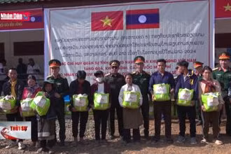 Thăm, tặng quà cho bà con các bộ tộc Lào nhân dịp Tết Bunpimay