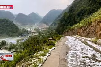 Mưa đá phủ trắng khu vực giáp ranh Hòa Bình - Sơn La
