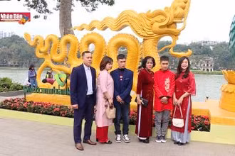 Người dân Thủ đô thích thú với linh vật rồng