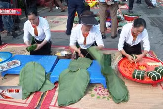 Hội thi gói, nấu bánh chưng, giã bánh giầy dịp Giỗ Tổ Hùng Vương