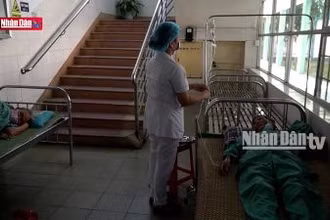 Bệnh viện quá tải hành lang thành phòng điều trị