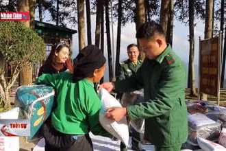 Thắm tình quân dân nơi mùa xuân biên giới