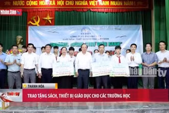 Trao tặng sách, thiết bị giáo dục cho các trường học