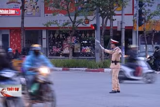 Cảnh sát giao thông Hà Nội bám đường, bám chốt trong giá rét
