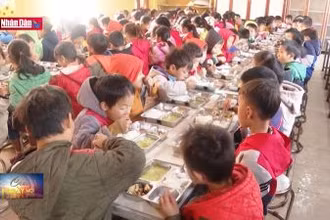 Kiểm tra chất lượng bữa ăn của học sinh bán trú vùng cao