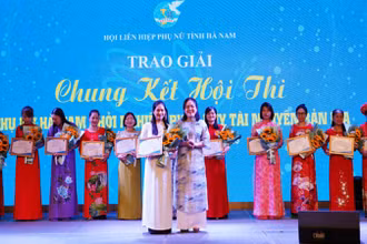 Ban tổ chức trao giải cho dự án đạt giải.