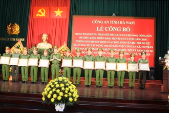 Trung tướng Nguyễn Duy Ngọc trao tặng Bằng khen của Bộ Công an cho đại diện các đơn vị hoàn thành xuất sắc nhiệm vụ trong thực hiện cấp thẻ CCCD, tài khoản định danh điện tử.