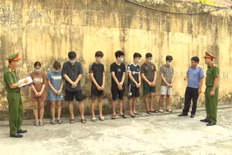 Cơ quan chức năng lấy lời khai các đối tượng.