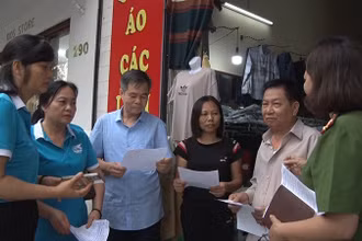 Các cán bộ, chiến sĩ công an phối hợp cùng cán bộ, hội viên phụ nữ đến tuyên truyền, vận động các hộ dân tham gia phòng chống ma túy.
