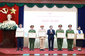 Đồng chí Phó Chủ tịch UBND tỉnh Hà Nam trao bằng khen của Chủ tịch UBND tỉnh cho các cá nhân có thành tích xuất sắc trong công tác bảo đảm an toàn giao thông năm 2024.