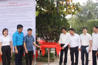 Các đại biểu cắt băng khánh thành công trình quét mã QR đình Triều hội huyện Bình Lục.