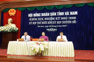 Các đồng chí chủ trì kỳ họp.