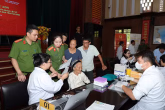 Công an tỉnh Hà Nam phối hợp với Cục Cảnh sát QLHC về TTXH, Bộ Công an và Công ty Genestory (đơn vị xét nghiệm) thu nhận mẫu ADN cho mẹ Việt Nam anh hùng Nguyễn Thị Hợp quê ở xã Tràng An, huyện Bình Lục.