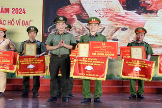  Giám đốc Công an tỉnh trao giải A toàn đoàn cho đội Khối Cảnh sát quản lý hành chính về Trật tự xã hội.