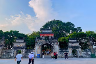 Đông đảo du khách thập phương và nhân dân về dự lễ hội truyền thống Đền Trần Thương.