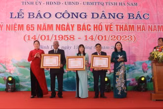  Các đồng chí lãnh đạo tỉnh Hà Nam tặng Bằng khen của Thủ tướng Chính phủ cho cá nhân tập có thành tích tiêu biểu trong học tập và làm theo tấm gương phong cách đạo đức HCM tại lễ kỷ niệm.