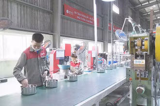 Nhà máy sản xuất đồ gia dụng Elmich tại Cụm công nghiệp Bình Mỹ huyện Bình Lục có 80% sản lượng của nhà máy phục vụ xuất khẩu.