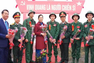 Đồng chí Bí thư Tỉnh ủy Hà Nam tặng hoa, động viên các thanh niên lên đường nhập ngũ.
