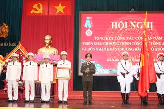 Thừa ủy quyền Chủ tịch nước, Trung tướng Lê Văn Tuyến, Thứ trưởng Công an trao tặng Huân chương bảo vệ Tổ quốc hạng Nhì cho Công an tỉnh Hà Nam.