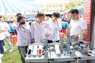 Các em học sinh, sinh viên tham gia Ngày hội tư vấn hướng nghiệp, tuyển sinh và giải quyết việc làm năm 2024.