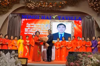 Đại sứ Việt Nam tại Thái Lan Phạm Việt Hùng tặng hoa chúc mừng bà Đinh Thị Kim Loan, Trưởng Ban Phụ nữ kiều bào toàn Thái cùng các thành viên Ban Chấp hành. (Ảnh: XUÂN SƠN)