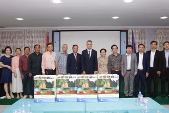 Đại sứ Việt Nam tại Campuchia Nguyễn Minh Vũ đến chúc Tết Hội Khmer-Việt Nam tại Campuchia.