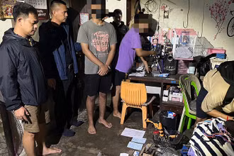 Cảnh sát Thái Lan bắt giữ 2 đối tượng tình nghi cải tạo súng trái phép tại tỉnh Yala. (Ảnh: Bangkok Post)