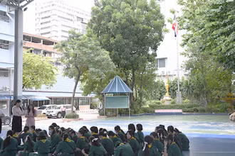 Cờ rủ được treo tại các công sở, trường học của Thái Lan ngày 1/8. (Ảnh: XUÂN SƠN)