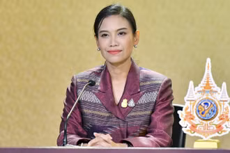 Phó Phát ngôn Chính phủ Thái Lan Radklao Inthawong Suwankiri tại cuộc họp báo ngày 8/5. (Ảnh: Văn phòng Chính phủ Thái Lan)