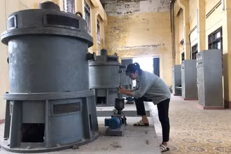 Công nhân Xí nghiệp thủy nông Kim Bảng tỉnh Hà Nam vận hành máy.