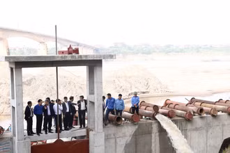 Cục Thủy lợi kiểm tra công tác chuẩn bị lấy nước đợt một trên địa bàn thành phố Hà Nội.