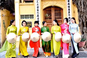 Một buổi trình diễn áo dài thêu tay trên phố cổ Hà Nội. (Ảnh Mai Lan)